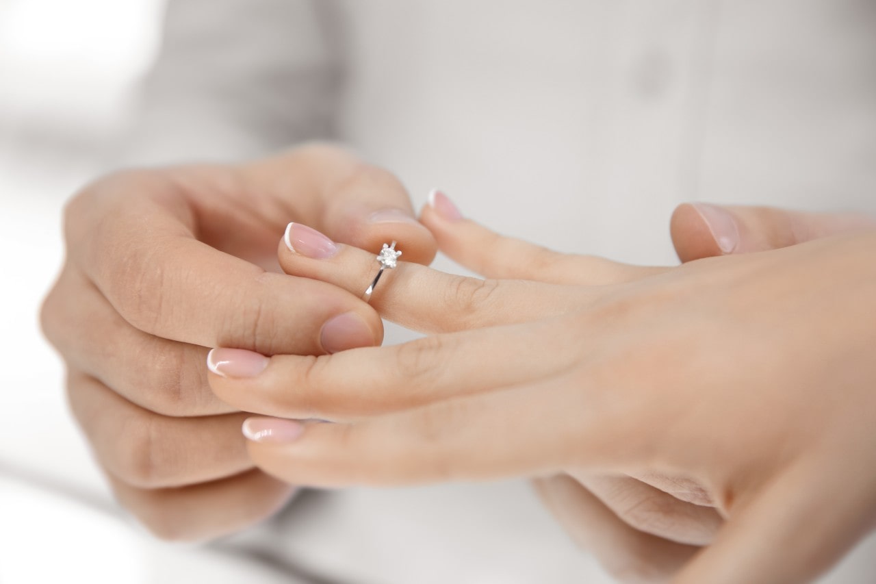 placing a solitaire ring on a hand